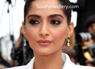 sonam kapoor diamond emerald necklace cannes