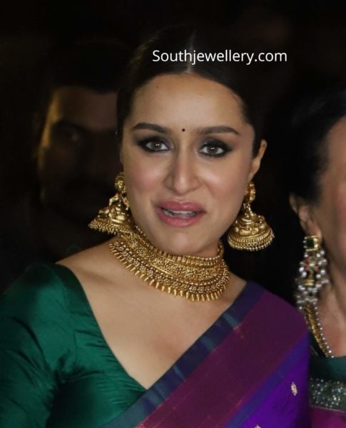 shraddha kapoor gold choker and jhumkas diwali party (2)